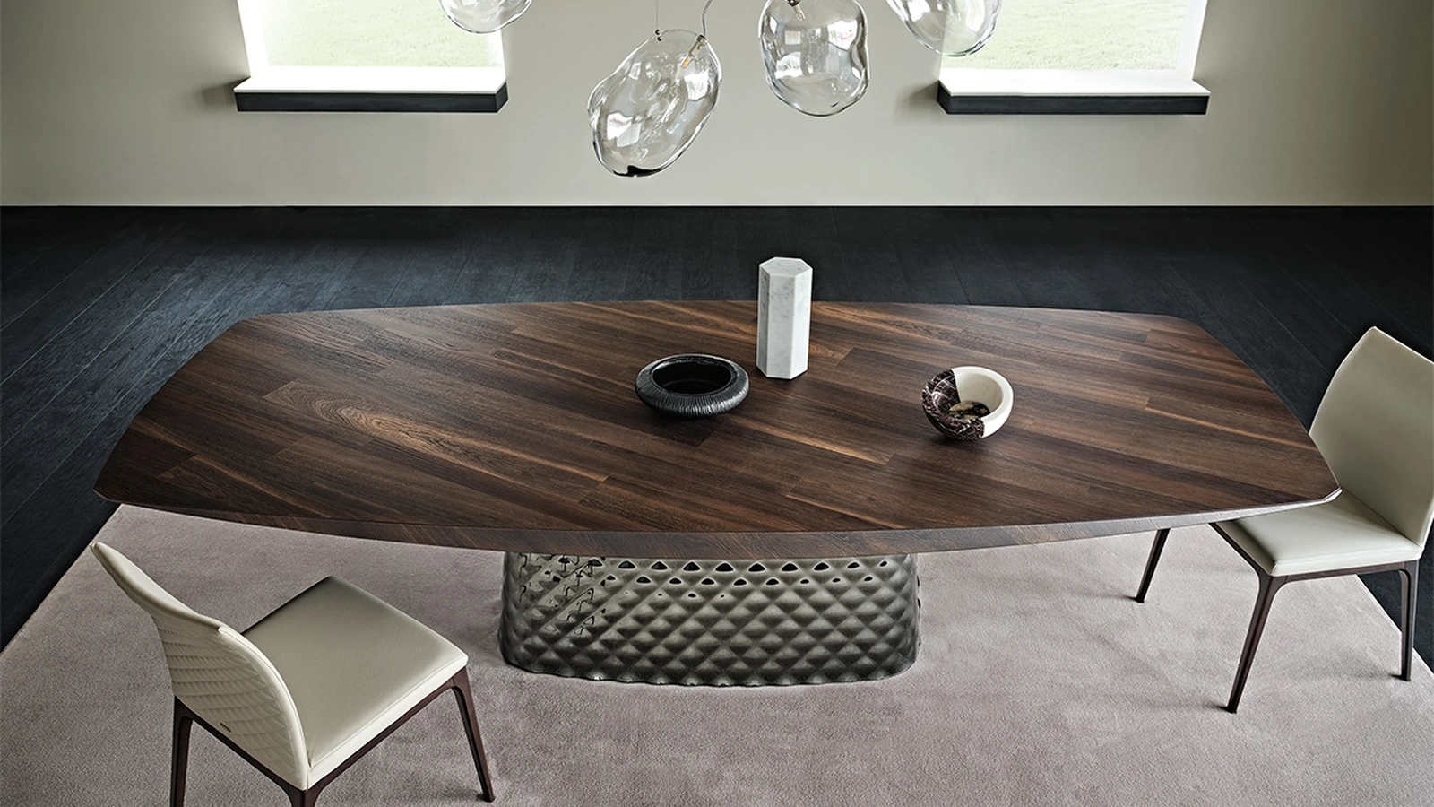 Tavolo con base in cristallo specchiato e piano in legno Atrium Wood di Cattelan Italia