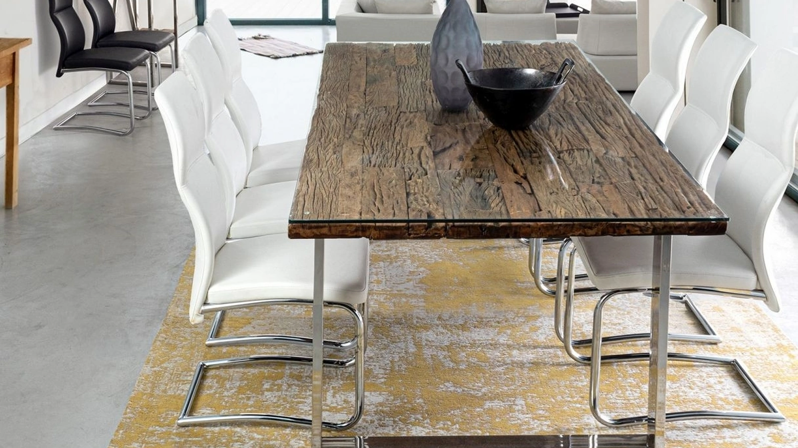 Tavolo Stanton con top in legno riciclato e vetro di Bizzotto