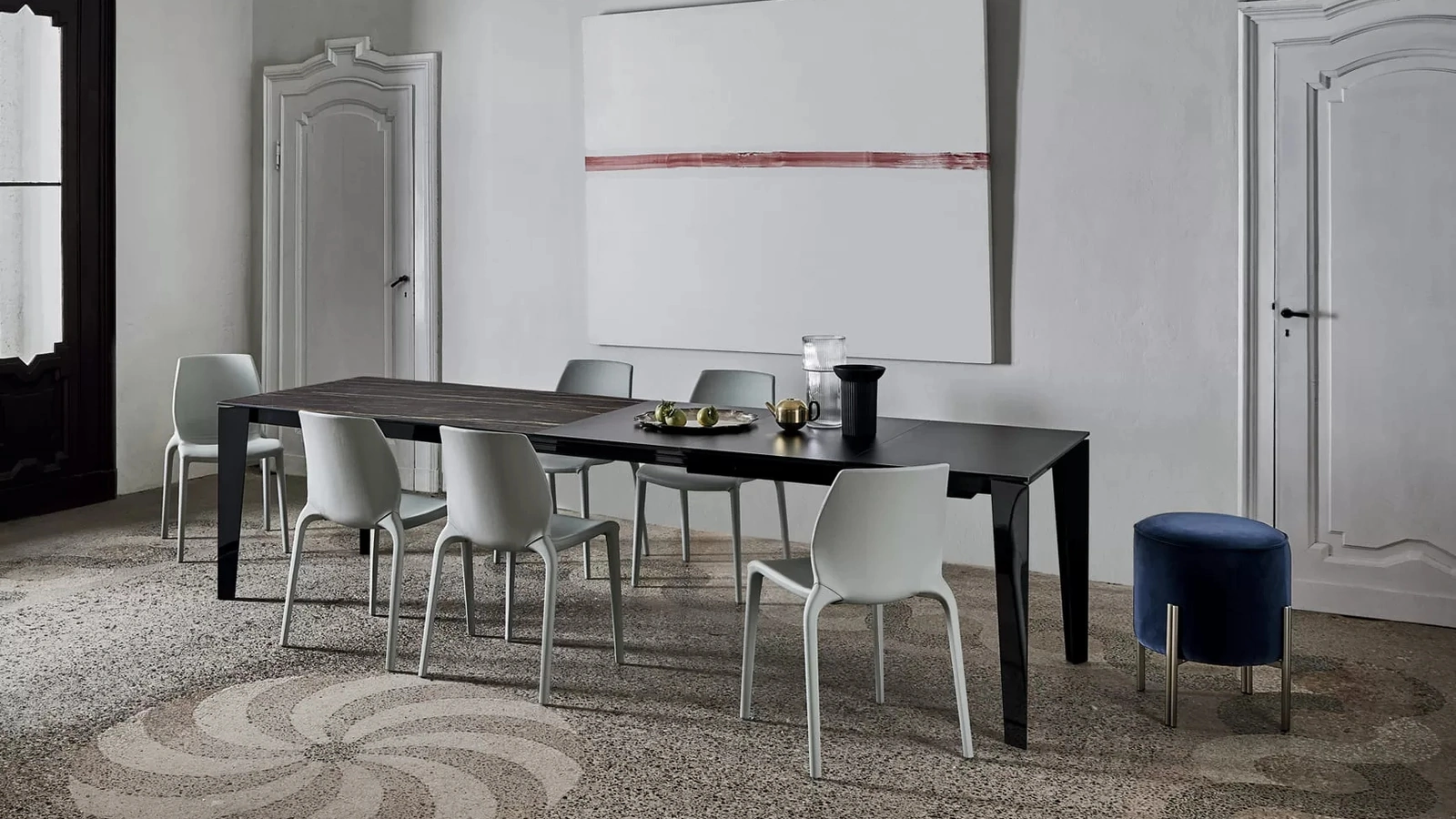 Tavolo allungabile Cruz XXL con top in SuperMarmo e base in acciaio laccato di Bontempi