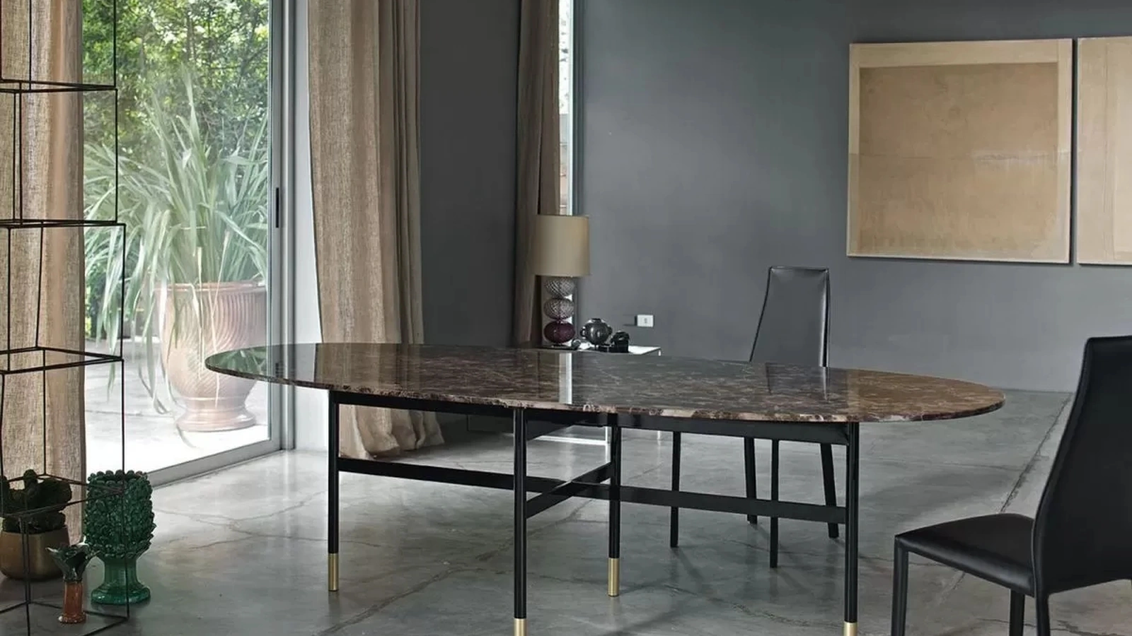 Tavolo Glamour con top in Marmo Naturale e base in acciaio laccato di Bontempi