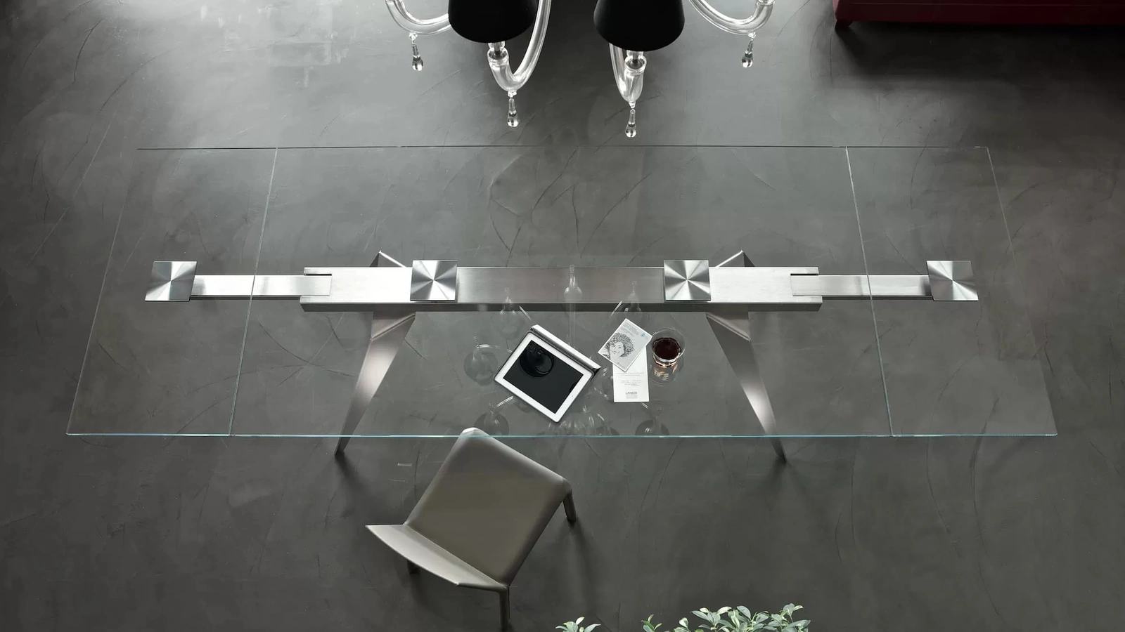 Tavolo allungabile Ramos in cristallo con base in acciaio di Bontempi