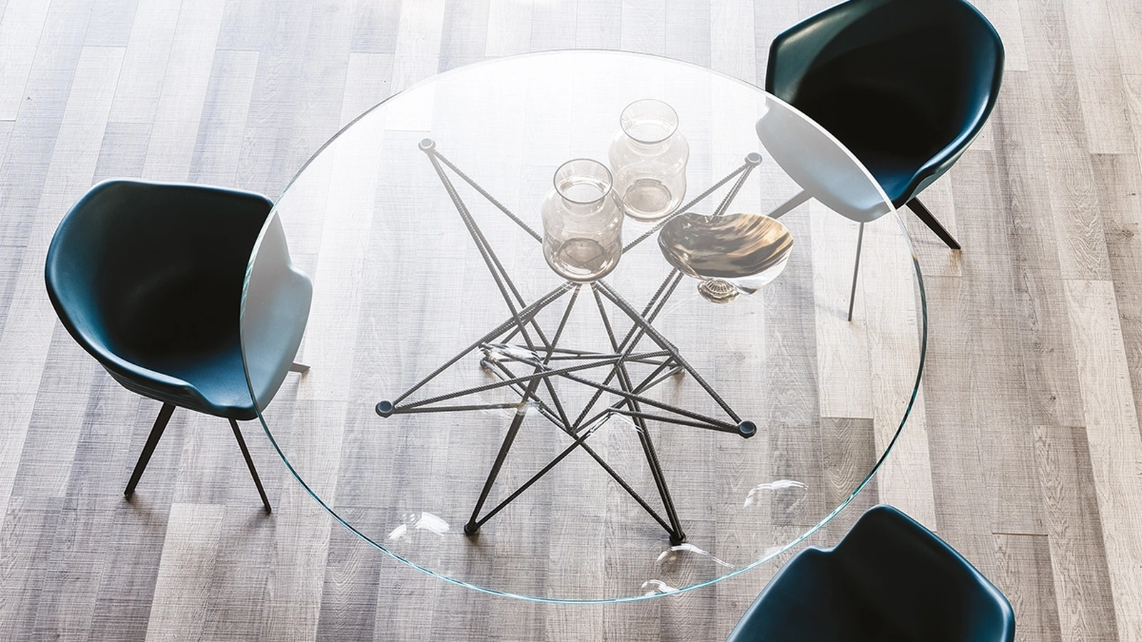 Tavolo con base in acciaio e piano in cristallo bisellato Gordon di Cattelan Italia