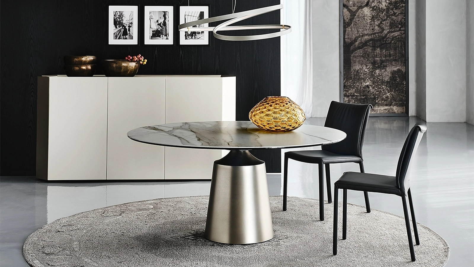 Tavolo rotondo con base monolite in acciaio verniciato e piano in ceramica Yoda Keramik di Cattelan Italia