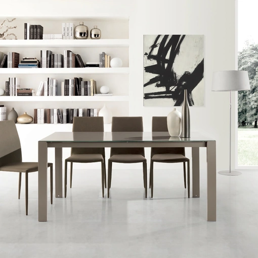 Tavolo Crystal con top in vetro e base in metallo verniciato di Gipi Le Sedie