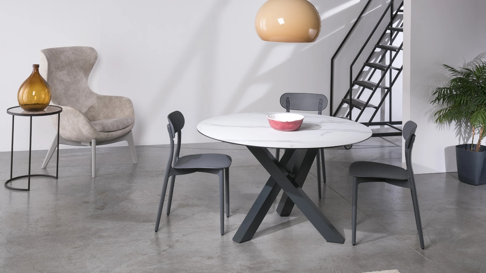 Tavolo Quark Slim Tondo con top in laminato e base in alluminio di Gipi Le Sedie