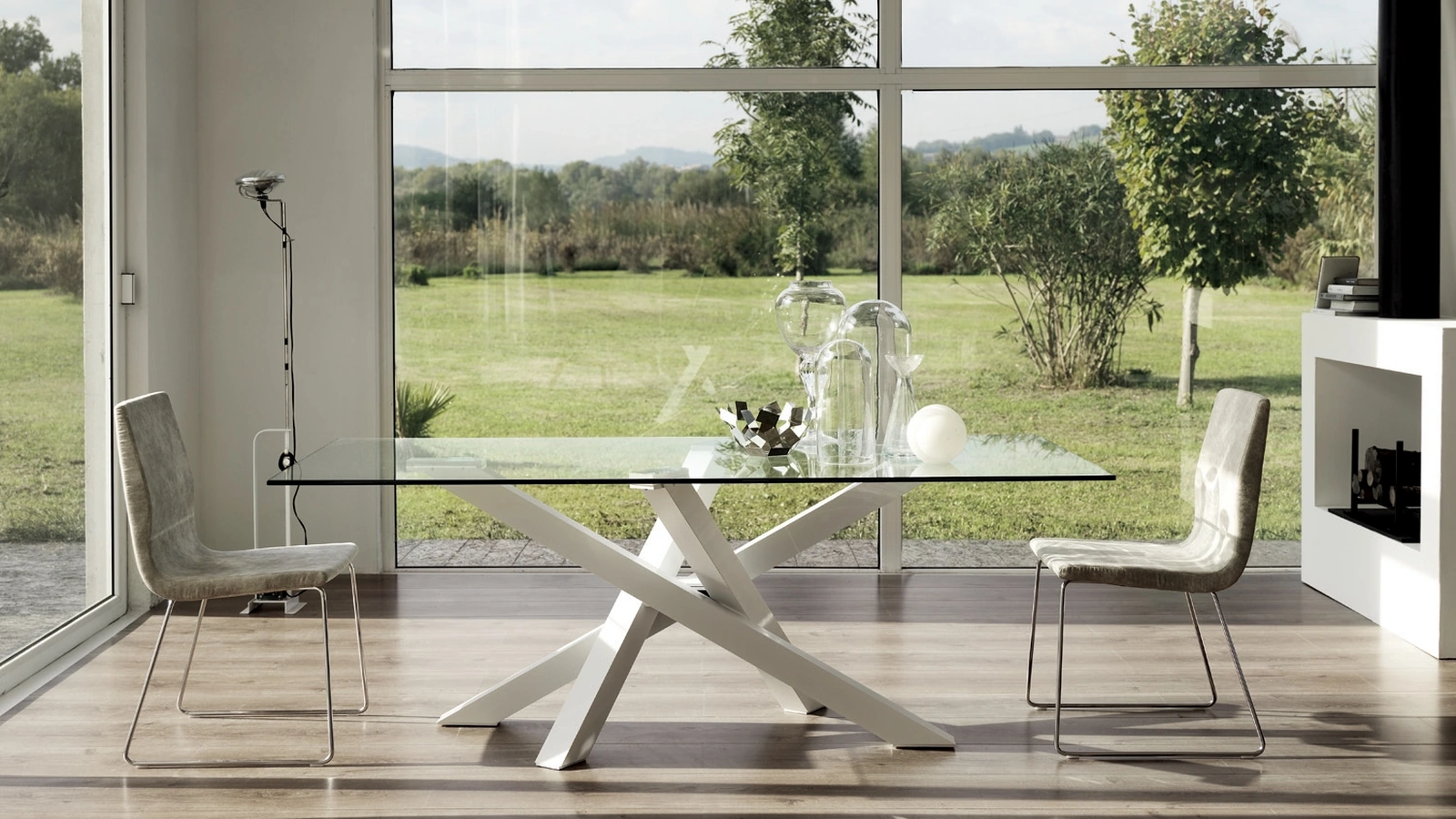 Tavolo rettangolare Quark in vetro con base in alluminio di Gipi Le Sedie