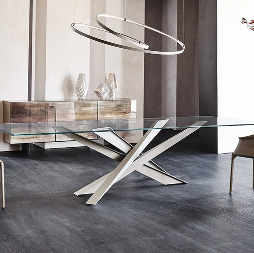 Tavolo dalle linee scultoree con piano in vetro Lancer di Cattelan Italia