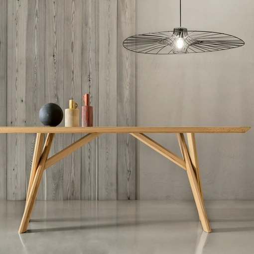 Tavolo con piano in rovere invecchiato e gambe in faggio Pechino di Le Fablier