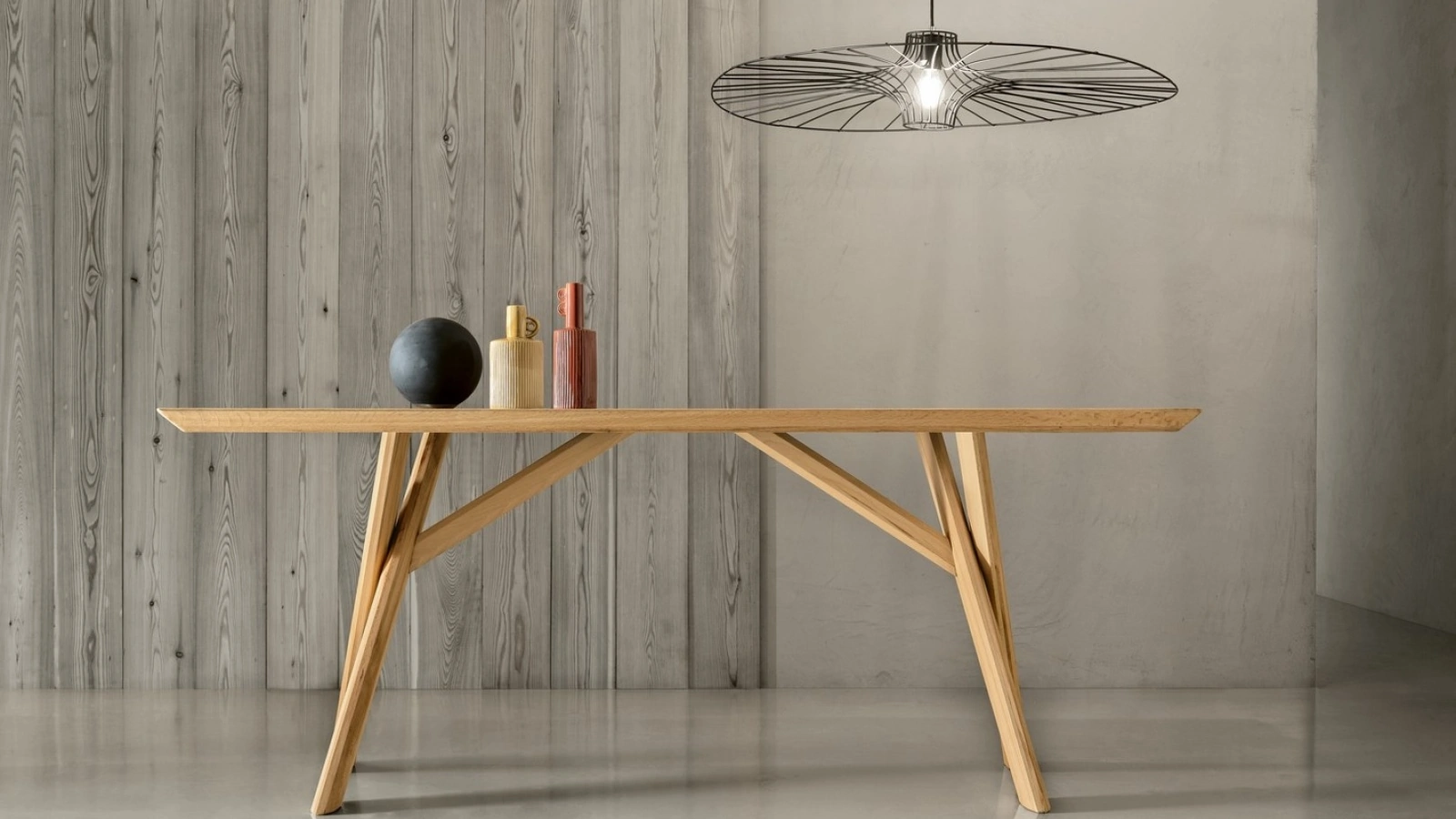 Tavolo con piano in rovere invecchiato e gambe in faggio Pechino di Le Fablier