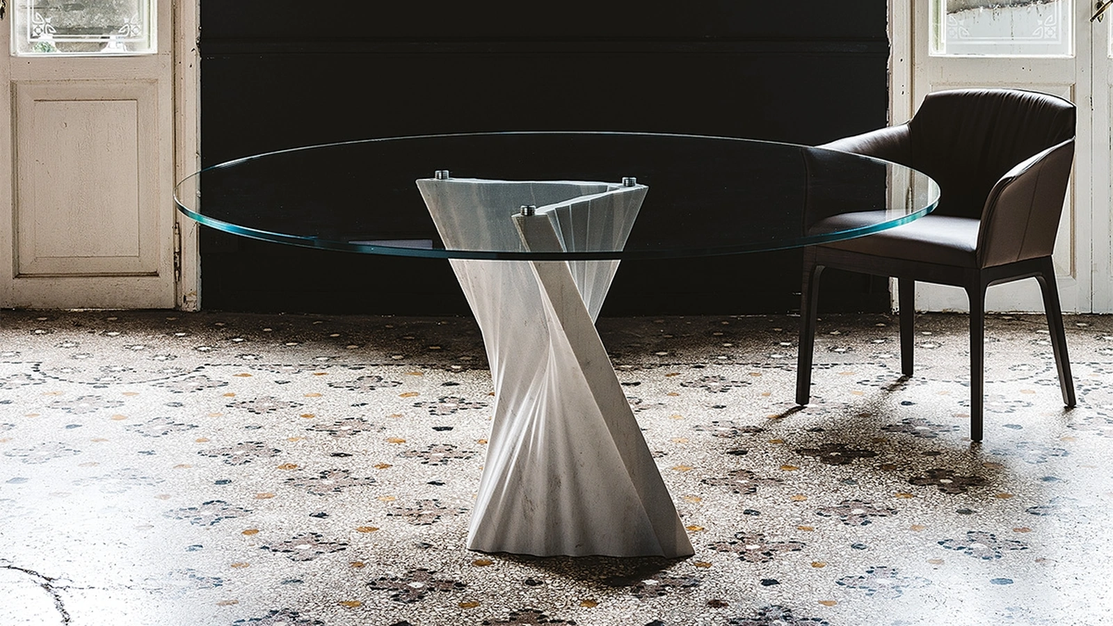 Tavolo Plisset con piano rotondo in vetro e base in marmo Palissandro di Cattelan Italia