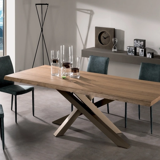 Tavolo Quark scortecciato con piano rettangolare irregolare in legno con bordi in massello e basamento in alluminio di Gipi Le Sedie