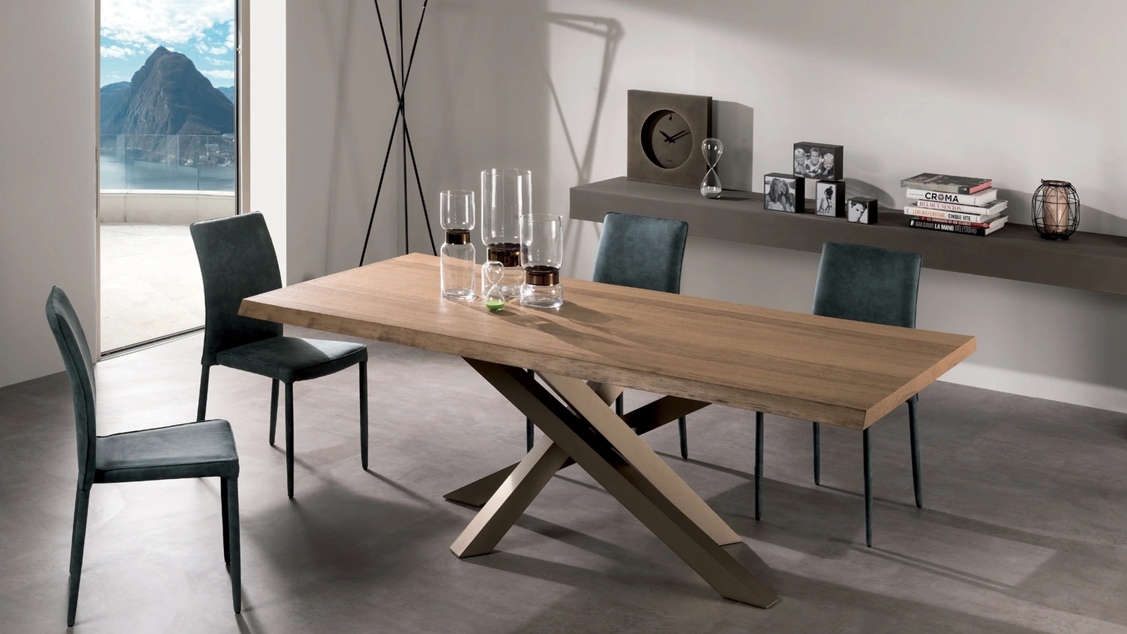 Tavolo Quark scortecciato con piano rettangolare irregolare in legno con bordi in massello e basamento in alluminio di Gipi Le Sedie