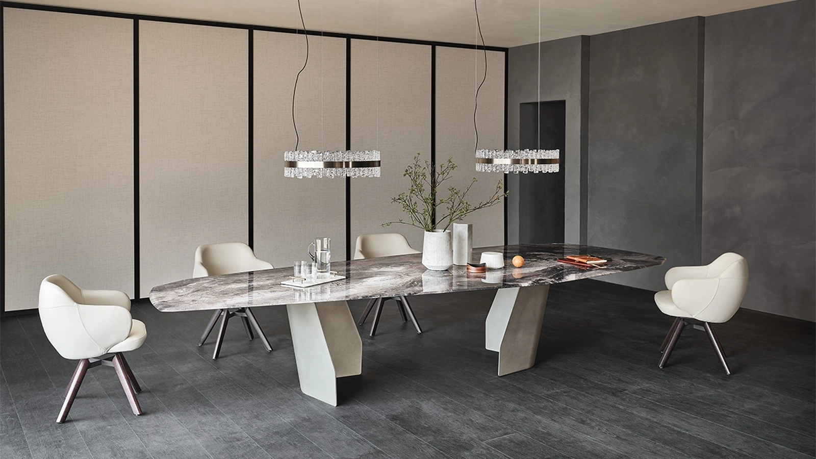 Tavolo in cristallo con stampa artistica e piano irregolare in metallo Senator di Cattelan Italia