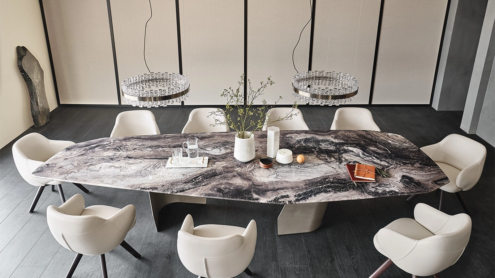 Tavolo in cristallo con stampa artistica e piano irregolare in metallo Senator di Cattelan Italia