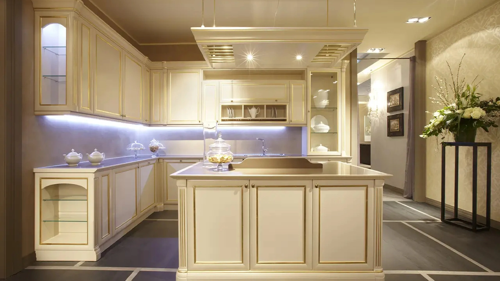 Cucina Classica con isola Le Gemme composizione 07 di Le Fablier