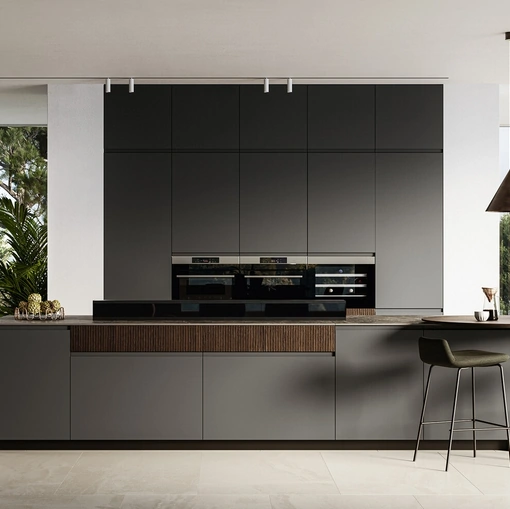 Cucina Moderna con isola Wega 01 in pet lavagna e millerighe noce di Arredo3