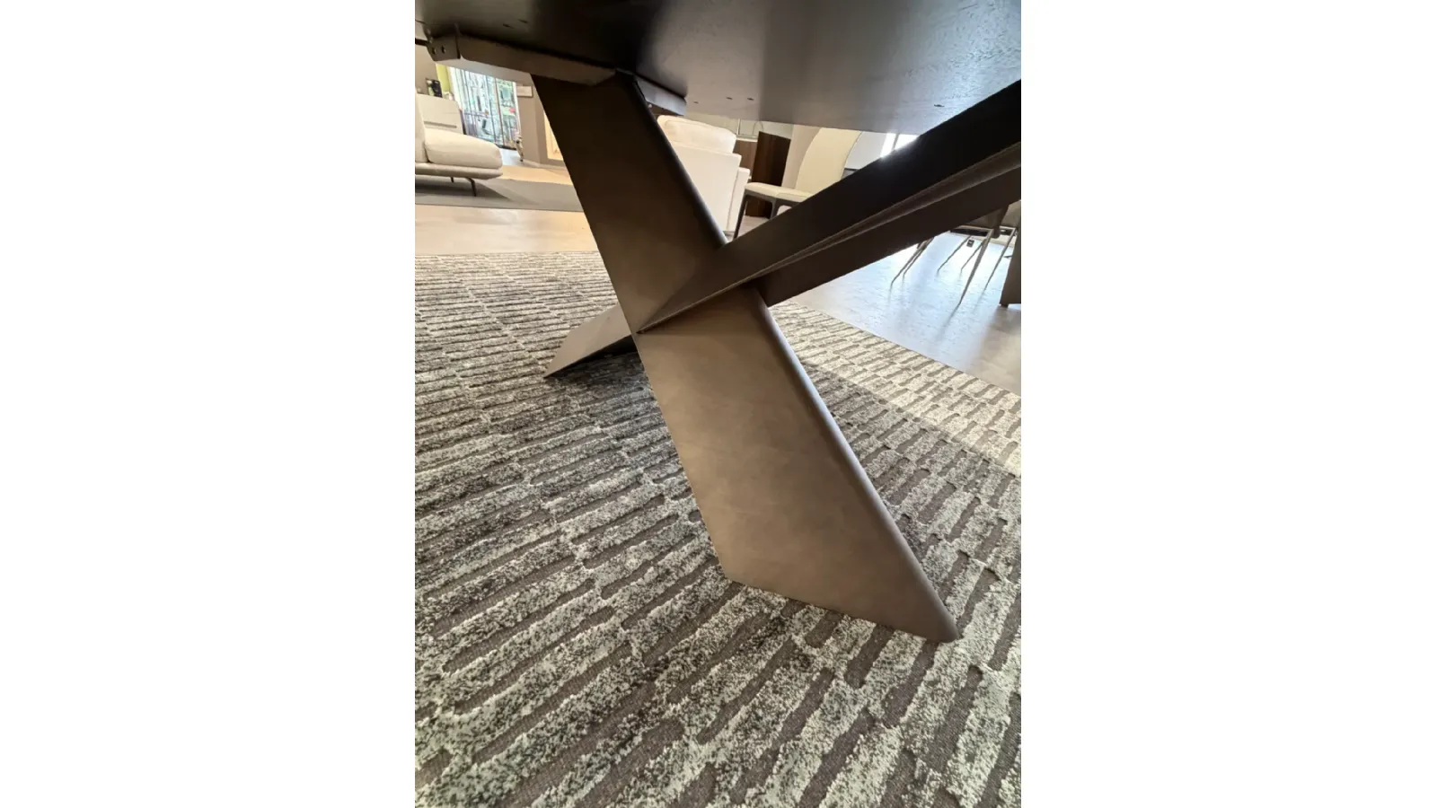 Tavolo in legno sagomatoTyron Wood Cattelan a prezzo outlet