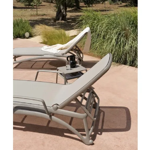 Lettino Prendisole impilabile senza braccioli in tessuto traspirante Atlantico di Nardi