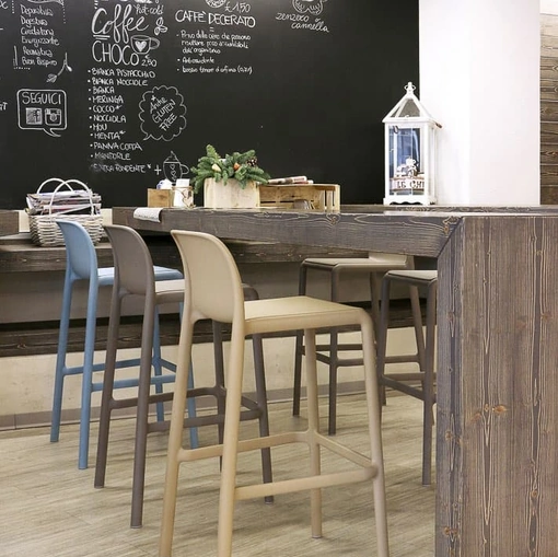 Sgabello per esterni impilabile con seduta ampia e comoda Faro di Nardi