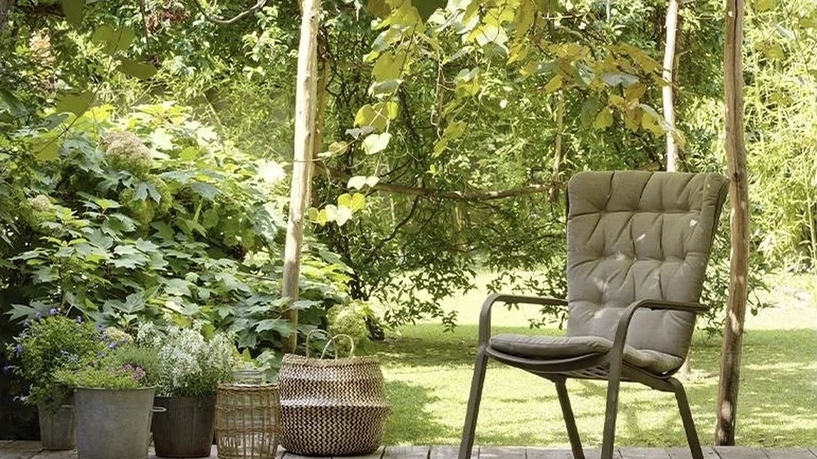 Poltroncina a dondolo per esterni in polipropilene con cuscino in tessuto imbottito Folio Rocking di Nardi