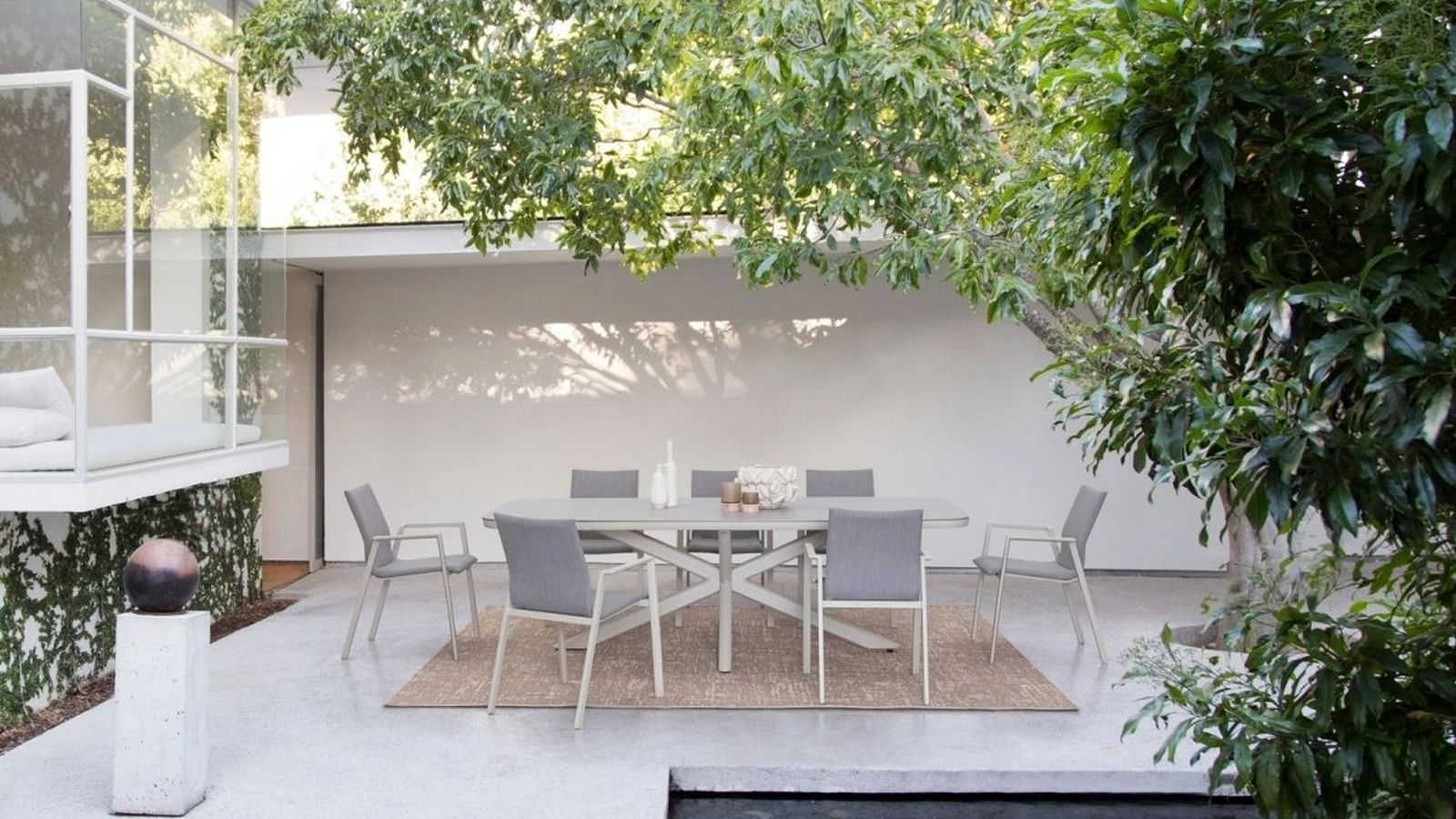 Tavolo Isacco con top in pietra di Bizzotto