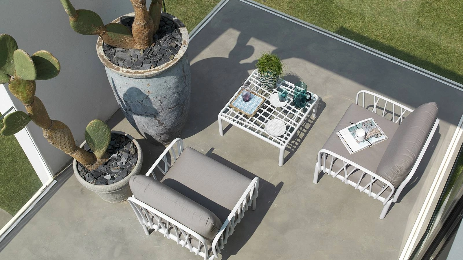 Tavolino per esterni con piano in vetro e struttura in polipropilene Komodo vetro di Nardi