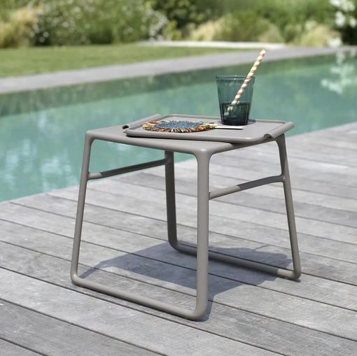 Tavolino per esterni in polipropilene con comodo vassoio integrato estraibile Pop di Nardi