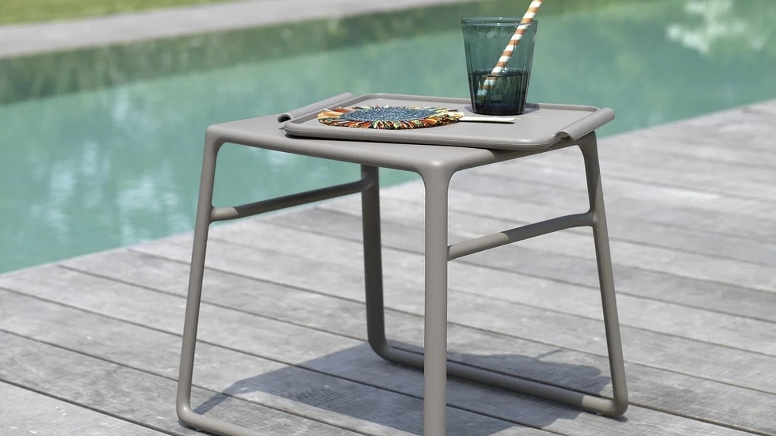 Tavolino per esterni in polipropilene con comodo vassoio integrato estraibile Pop di Nardi
