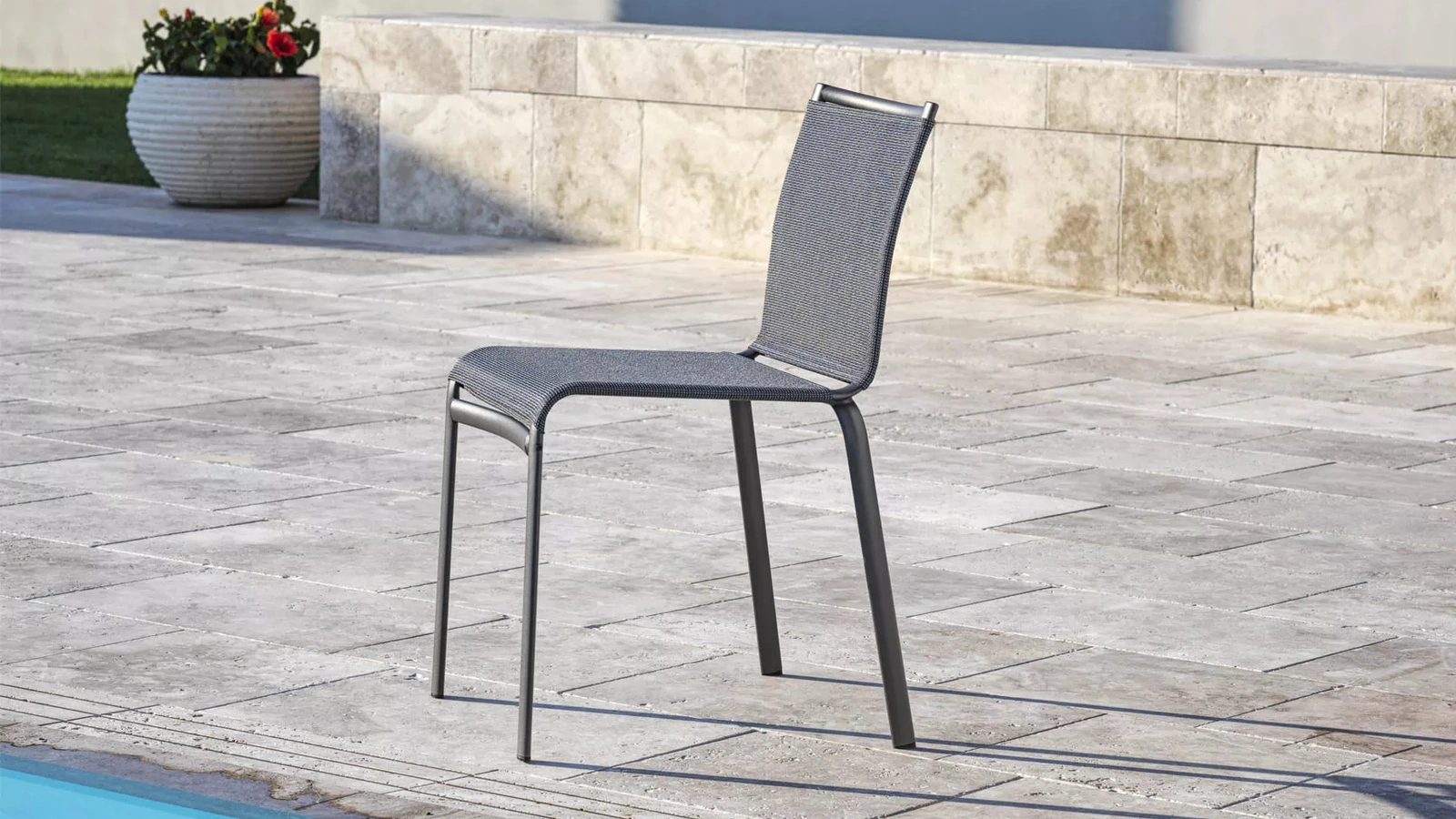 Sedia da giardino impilabile Net Outdoor con rivestimento in Texplast e struttura in acciaio laccato di Bontempi