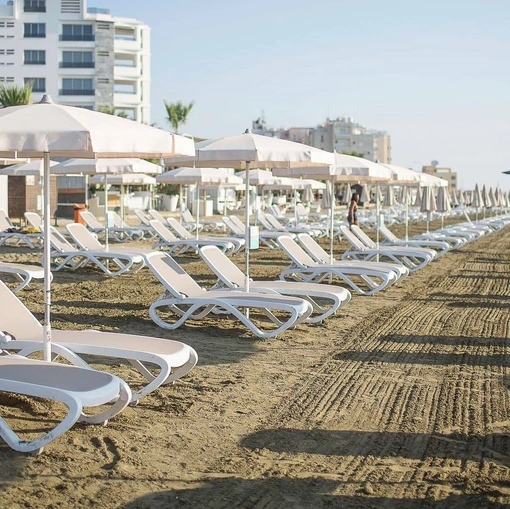 Lettino prendisole impilabile, senza braccioli, in polipropilene a due colori Omega di Nardi