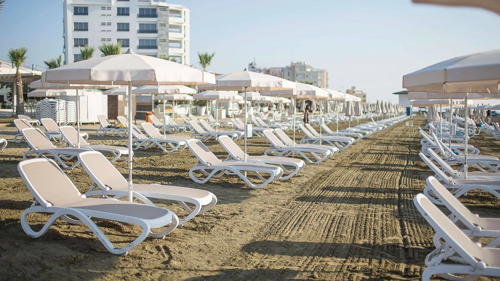 Lettino prendisole impilabile, senza braccioli, in polipropilene a due colori Omega di Nardi