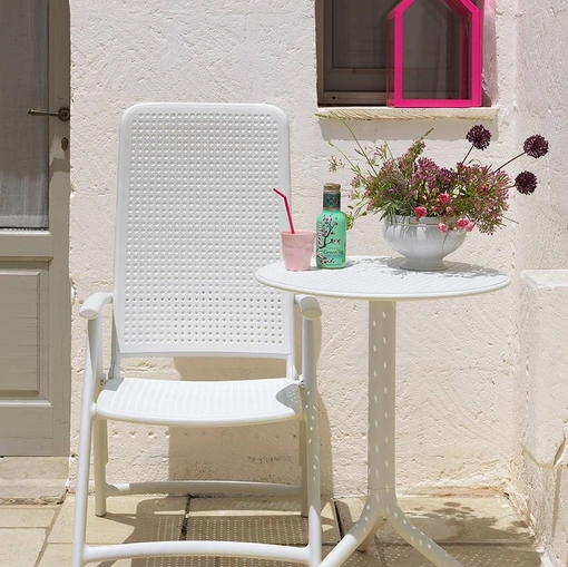 Tavolino per esterni con piano tondo caratterizzato da forellini decorativi, base a tre gambe, facile da montare e smontare, proposto con un kit che permette di ottenere due altezze Step di Nardi