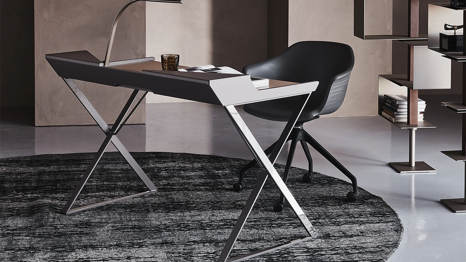 Scrivania Operativa Qwerty in acciaio e cuoio di Cattelan Italia